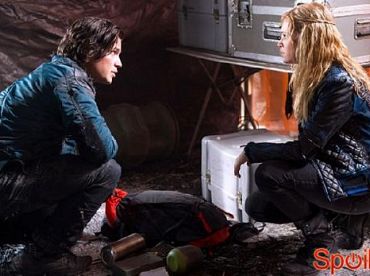 Jesienny finał 2 sezonu The 100: Clarke musi rozważyć wydanie Finna