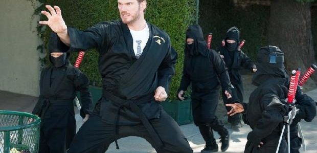 Burt Macklin wraca do akcji w klipie z 