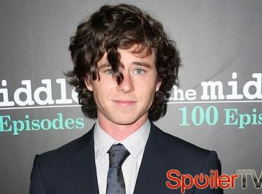 Charlie McDermott z Pępka świata zagra główną rolę w odcinku pilotowym CBS Super Clyde - co z Axlem?!