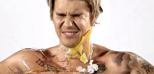 Bieber zostaje obrzucony jajkami