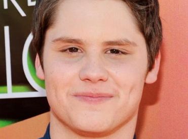 Odcinki pilotowe: Matthew Shively i Bebe Wood dołączyli do Family Of The Year