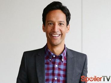 Odcinki pilotowe: Danny Pudi z Community zagra główną rolę w komedii NBC Strange Calls