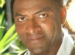 Carl Lumbly będzie powracać w Zoo