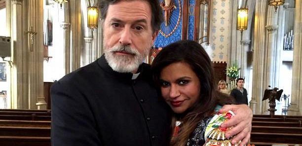 Stephen Colbert i Mindy Kaling wybuchają śmiechem w usuniętej scenie 