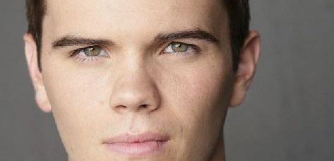 Odcinki pilotowe Chris Douglas dołączył do komedii NBC „Take It From Us”