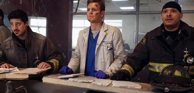 Pierwsze spojrzenie: Zespół „Chicago Med” wkracza do akcji - flirtuje z kimś z „Chicago Fire”?