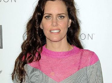 Odcinki pilotowe: Ione Skye pojawi się w komedii ABC  „The King of 7B”