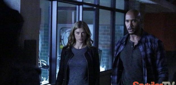 Henry Simmons opowiada o retrospekcjach z „Kapitana Ameryki 2”, starciu Macka z Coulsonem i hołdzie dla Lucy Lawless w 