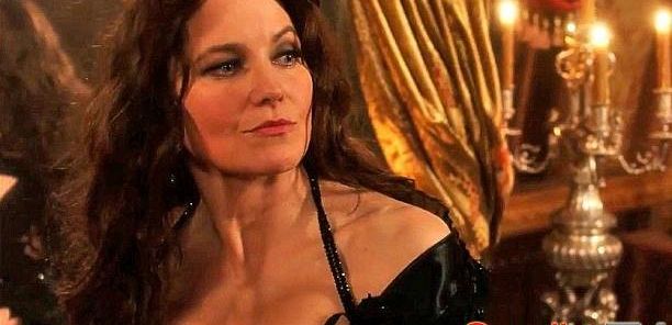Lucy Lawless mówi, że magia „Salem” nie jest w niczym podobna do „Harry’ego Pottera”