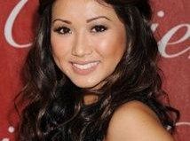 Odcinki pilotowe: Brenda Song dołączyła do komedii „Take It From Us”