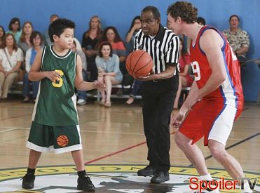 Eddie poznaje tajemniczą sztukę tajwańskiej koszykówki w „Fresh Off the Boat”