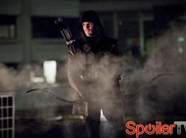 Pierwsze spojrzenie na „Arrow: Kostium Olivera Queena jako Mrocznego Łucznika jest niesamowity! Ale dlaczego Felicity płacze?