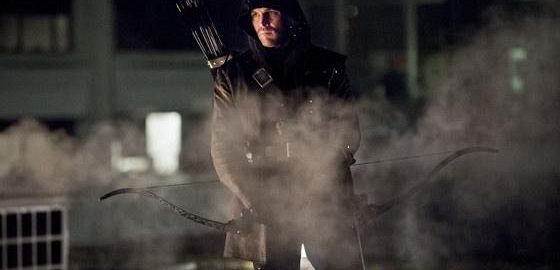 Pierwsze spojrzenie na „Arrow: Kostium Olivera Queena jako Mrocznego Łucznika jest niesamowity! Ale dlaczego Felicity płacze?