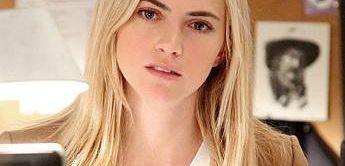 Emily Wickersham z „Agentów NCIS” zapowiada smutną stratę, „sekretną relację” Gibbsa