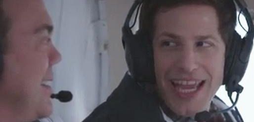 Klip z „Brooklyn Nine-Nine”: Jake, Boyle i Holt zaliczają lot