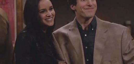Klip z finału 2 sezonu „Brooklyn Nine-Nine”: Jake i Amy stają się czuli pod przykrywką