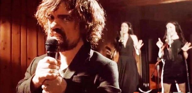 Peter Dinklage śpiewa o martwych postaciach z „Gry o tron”