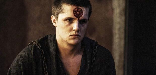 Jak Eugene Simon stał się strasznym nowym wrogiem w „Grze o tron