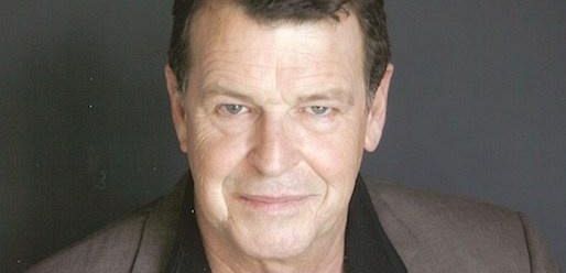 John Noble dołączył jako ojciec Sherlocka Holmesa w 4 sezonie 