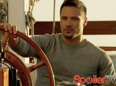 Finał serialu „Zemsty”: Nick Wechsler przypomina „koszmar” w scenie na łodzi, „dziwnej” przemowie ślubnej Jack i innych rzeczach