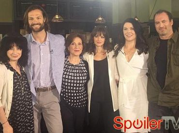 Ekipa „Gilmore Girls” mówi o przyszłości Luke’a i Lorelai, najlepszym zalotniku Rory, tych czterech słowach i innych rzeczach