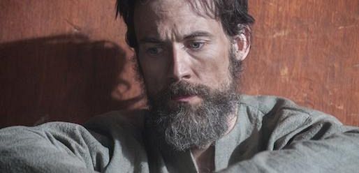 Klip z premiery 2 sezonu „Tyrant”: Jedno słowo, które może ocalić Barry’ego przed egzekucją