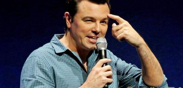 Seth MacFarlane mówi, że jest zbyt „bystry”, aby komentować żarty o Jenner w „Głowie rodziny”