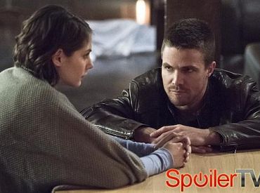Stephen Amell prezentuje wskazówkę co do 4 sezonu „Arrow”: Co sprowadza z powrotem Olivera?