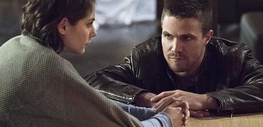 Stephen Amell prezentuje wskazówkę co do 4 sezonu „Arrow”: Co sprowadza z powrotem Olivera?