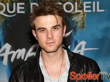 Nathaniel Buzolic pokazuje ciało na plakacie komedii CW „Significant Mother”