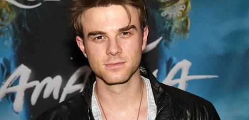 Nathaniel Buzolic pokazuje ciało na plakacie komedii CW „Significant Mother”