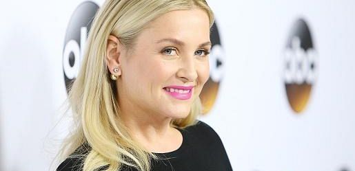 Jessica Capshaw podpisuje nową umowę — dowiedz się jak długo Arizona pozostanie w „Chirurgach”