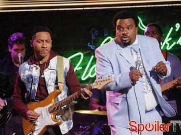Czy nowa komedia NBC „Mr. Robinson” o muzyku, który stał się nauczycielem była miodem dla twoich uszu?