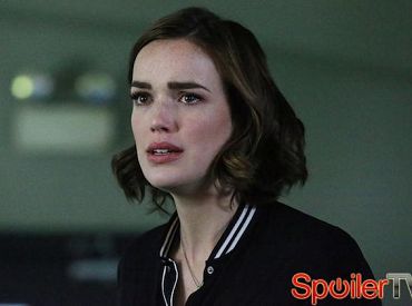 Elizabeth Henstridge z „Agentów TARCZY” zapowiada los Jemmy w 3 sezonie: „Nie sądziła, że posuną się tak daleko!