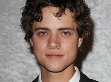Douglas Smith będzie powracał w dramacie HBO Vinyl