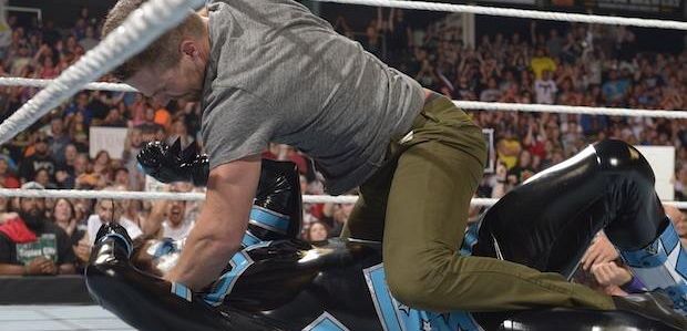 Stephen Amell z „Arrow” wskakuje na ring WWE, aby okładać Stardusta