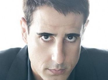Julian Acosta będzie powracał w 2 sezonie Madam Secretary