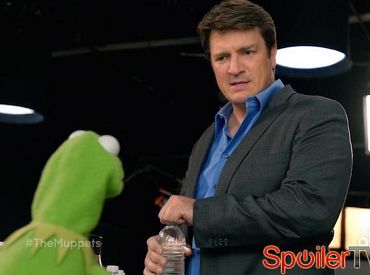 Nathan Fillion z „Castle” ma chrapkę na pannę Piggy z „Muppetów”?