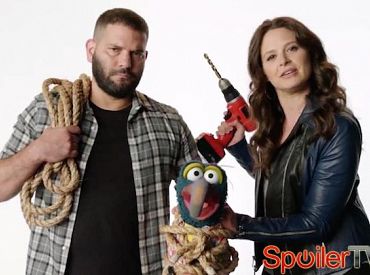 Huck i Quinn z „Skandalu” torturują Gonzo z „Muppetów” — i mu się to podoba