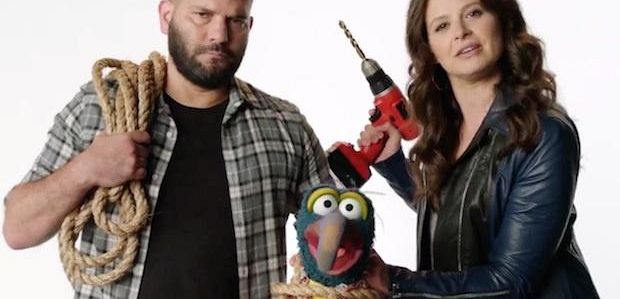 Huck i Quinn z „Skandalu” torturują Gonzo z „Muppetów” — i mu się to podoba