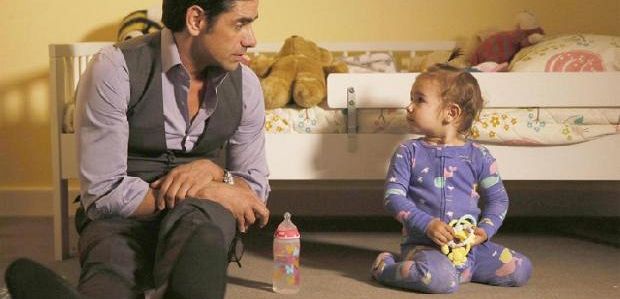 John Stamos daje pewne rodzicielskie porady w „Grandfathered