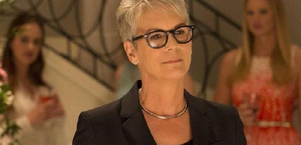 Zobacz jak Jamie Lee Curtis odtwarza kultową scenę z „Psychozy” w „Scream Queens”