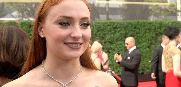 Emmy 2015: Sophie Turner z „Gry o tron” coś nam pokazuje? Zobacz sam