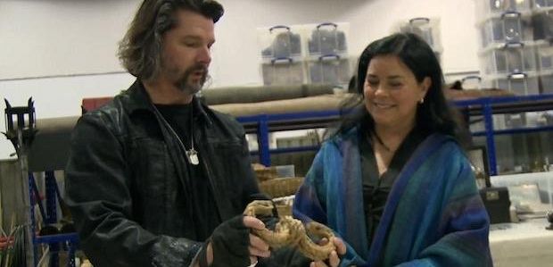Klip z „Outlandera”: Diana Gabaldon ma zakulisową wycieczkę po planie