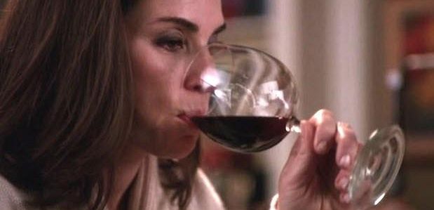 „Żona idealna” może zbadać alkoholowe tendencje Alicii w 7 sezonie