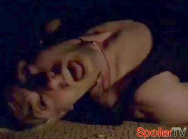 Max Geenfield czai się pod łóżkiem w pierwszej scenie z „American Horror Story: Hotel”