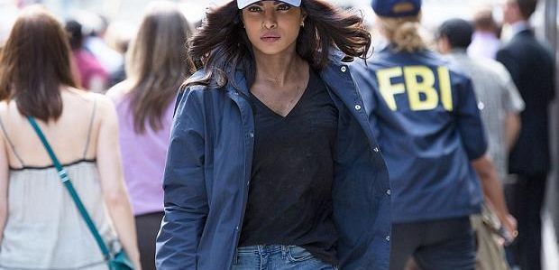 Alex Parrish jest „uzbrojona, zdesperowana, wyjątkowo niebezpieczna, dobrze wytrenowana” i ucieka w „Quantico