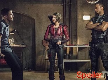 Premiera 4 sezonu „Arrow”: Błogość Olivera i Felicity przerwana, Oliver kontra Dig, niespodzianki w retrospekcjach i 7 innych rzeczy
