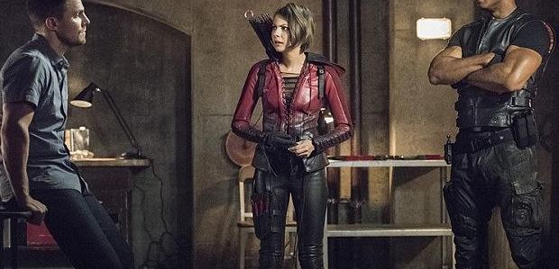 Premiera 4 sezonu „Arrow”: Błogość Olivera i Felicity przerwana, Oliver kontra Dig, niespodzianki w retrospekcjach i 7 innych rzeczy