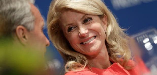NBC rozwija komediodramat inspirowany przez dawną senator z Teksasu, Wendy Davis